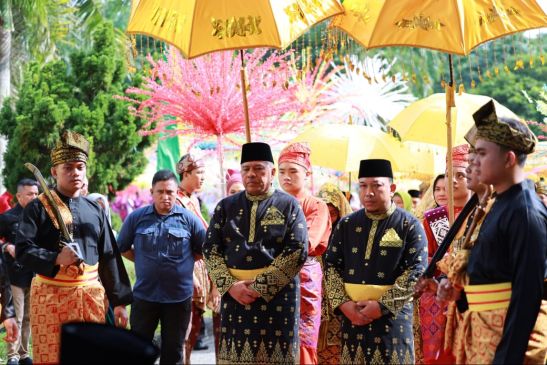 Berhasil Bawa Negeri Siak Berkemajuan, Bupati dan Wakil Bupati Siak Terima Gelar Adat