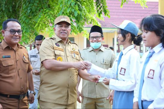 Bupati Siak Alfedri Serahkan Kartu Tanda Penduduk-Elektronik Kepada Pelajar SMK 1 Koto Gasib