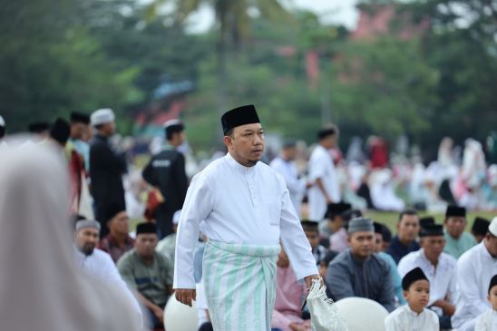 Wabup Husni dan Masyarakat Siak Laksanakan Shalat Idul Adha 1445 Hijriah di Lapangan Tugu Siak