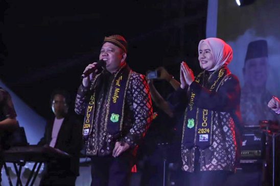 Duet Bareng Gita Youbi, Pj Bupati Sandi Fahlepi Hibur Penonton