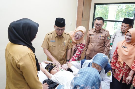 Ikut Khitanan Massal, Anak-anak di Muba Dapat Uang Saku dari Sekda Apriyadi