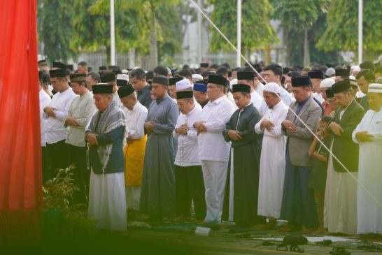 Pj Gubri Salat Iduladha di Halaman Kantor Gubernur Riau