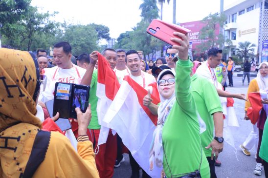 Rangkaian Pembagian 10 Juta Bendera Secara Nasional, Pj Wako Pekanbaru Bagikan Bendera Merah Putih