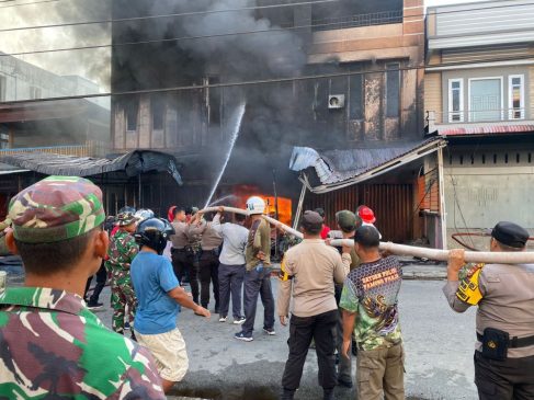 Si Jago Merah Lalap Ruko Penyimpanan BBM dan Gas Elpiji di Meranti