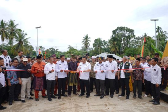 Pj Gubri Resmikan Dua Jembatan di Rohul
