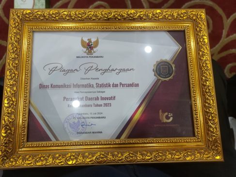 Diskominfotiksan Pekanbaru Raih Penghargaan
