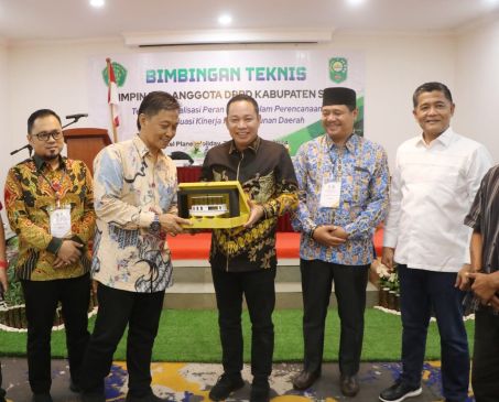 Indra Gunawan Membuka Pelaksanaan Bimbingan Teknis Serta Peningkatan Kapasitas Pimpinan dan Anggota DPRD Kabupaten Siak