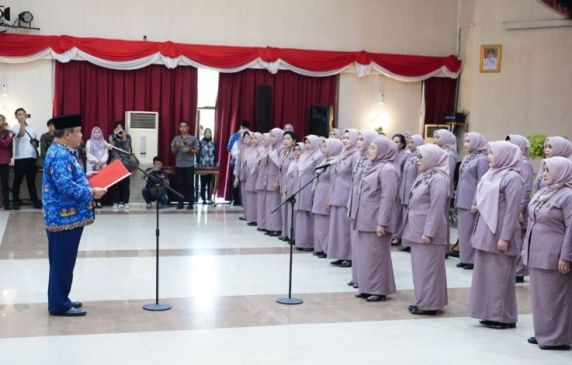 Pj Gubri Lantik Pengurus BKOW Provinsi Riau Periode 2024-2029