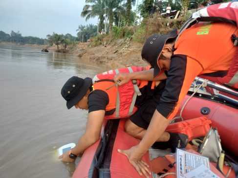 Sampan Terbalik di Pasir Penyu Inhu, Dua Selamat, Satu Orang Hilang Tenggelam