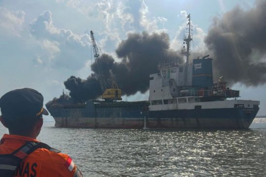 Kapal Bermuatan Sagu Terbakar di Perairan Meranti