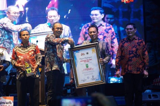 Pj Gubri Terima Pin Emas dari PWI Riau