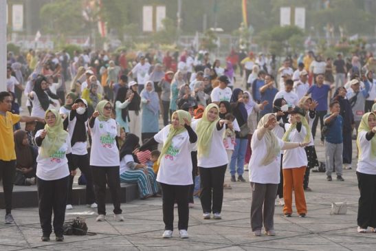HUT ke-67 Provinsi Riau, Ribuan Warga Senam Massal di Halaman Kantor Gubernur