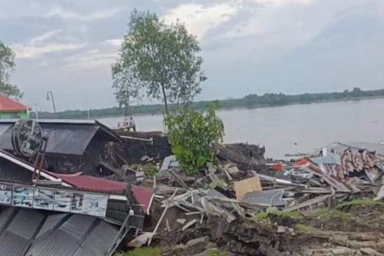 Sejumlah Rumah Terjun ke Sungai, Ini Sebabnya