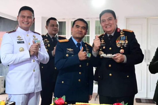Tiga Pimpinan TNI Datangi Rumah Kapolda Riau