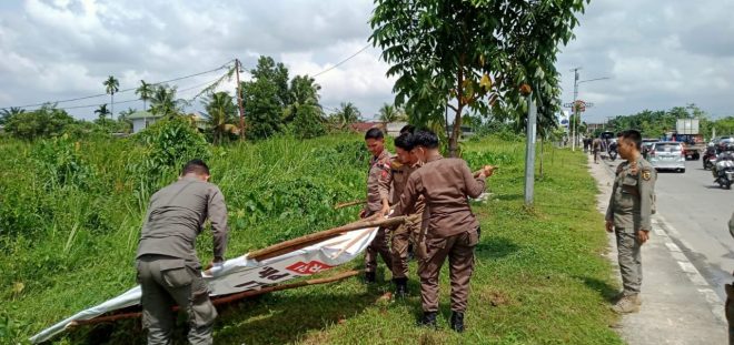 Jalan Protokol Jadi Sasaran, Satpol PP Tertibkan Spanduk Cakada