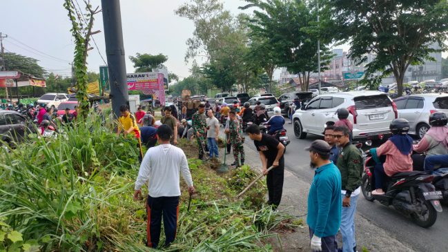 ASN Pemko Pekanbaru Goro di Berbagai Ruas Jalan