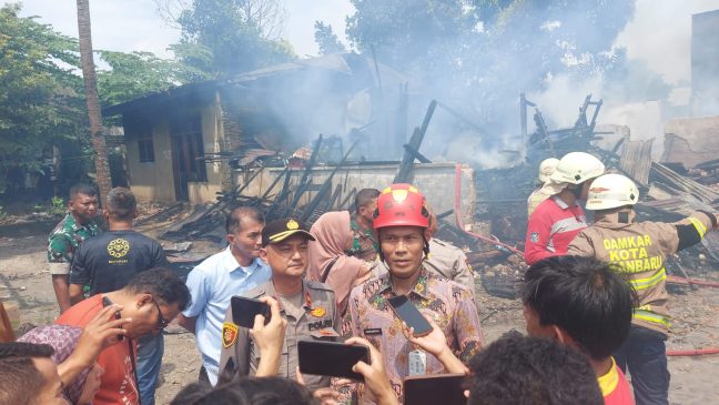 Lima Rumah Semi Permanen di Jalan Cik Ditiro Hangus Terbakar