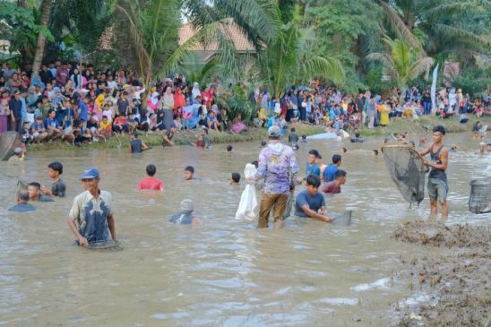 Keseruan Masyarakat Muba Nangkap Ikan Bersama di Embung Senja