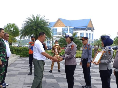 Sekdako Pekanbaru Terima Piala WTN