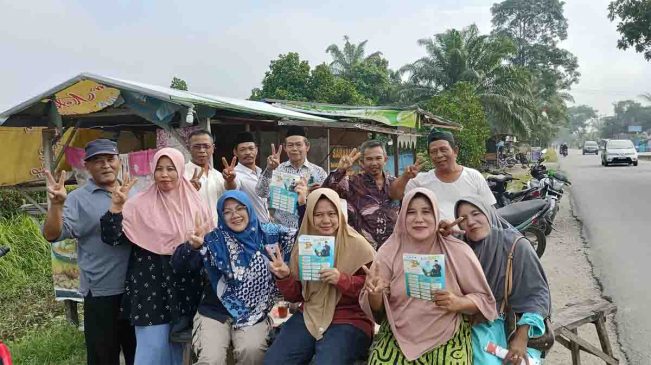 Awali Kampanye Terbuka, Calon Bupati Siak Afni Sarapan Enak di Pinggir Jalan dengan Relawan