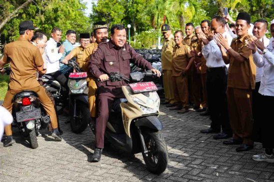 Bupati Serahkan Kendaraan Dinas ke Kades dan Ketua BPD se-Kuansing