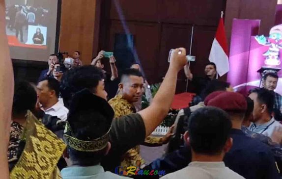 Saling Ejek, Pendukung Paslon Gubernur Riau Nomor Urut 1 dan 2 Bentrok