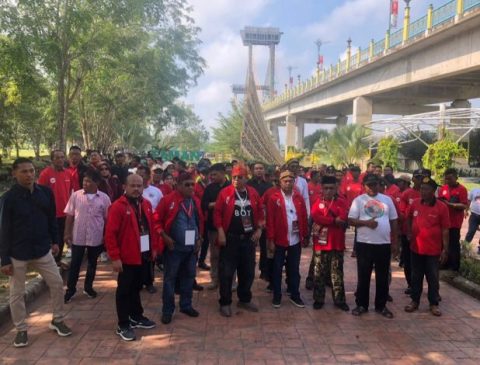 Pendukung Irving- Sugianto Jalan Kaki dari Jembatan Siak ke KPU
