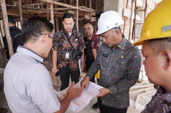 Sekda Apriyadi Sidak Pembangunan Kantor Camat Sungai Keruh, Minta Kontraktor Tambah Tukang