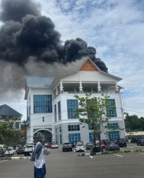 Gedung Lipat Kajang Terbakar, DPKP Pekanbaru Turunkan Sembilan Mobil Pemadam