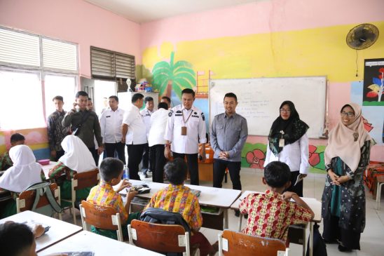 Simulasi Makan Siang Bergizi di SDN 185 dan SMPN 49
