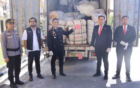 Polres Rohil Sita 117 Ball Pakaian Bekas dari Malaysia, 3 Tersangka Diamankan