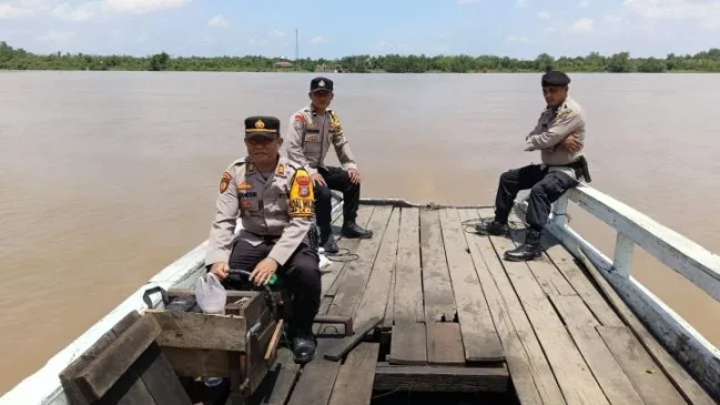 Kapolsek Tempuling dan Anggota Nekat Susuri Sungai Lintasan Buaya