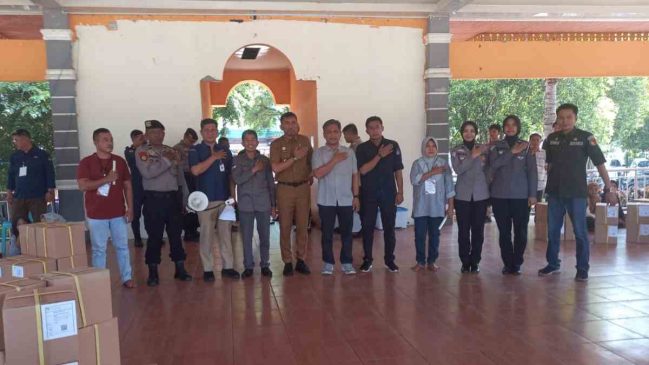 Pjs Bupati Kuansing Tinjau Pelipatan Surat Suara Pilkada 2024