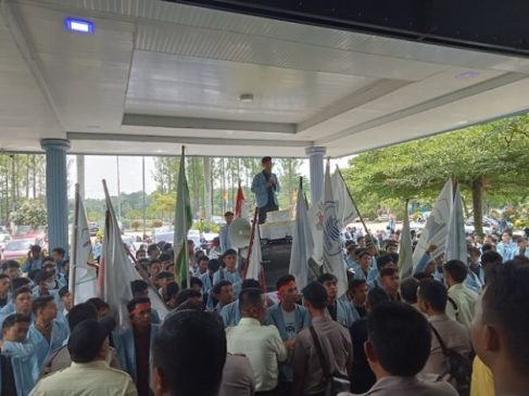 Bersemepena HUT UNRI ke-62, Ratusan Mahasiswa Tuntut Perbaikan Sarana dan Prasarana