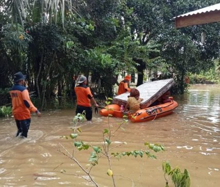 BPBD Rohul Evakuasi dan Salurkan Bantuan Korban Banjir Lima Desa