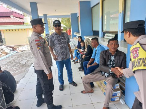 Polisi Patroli di Pelanuhan Internasional Desa Selat Baru