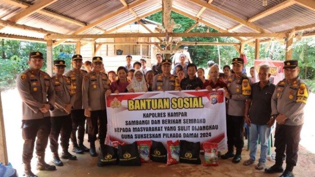 Kapolres Kampar Salurkan Bansos Untuk Warga Kurang Mampu