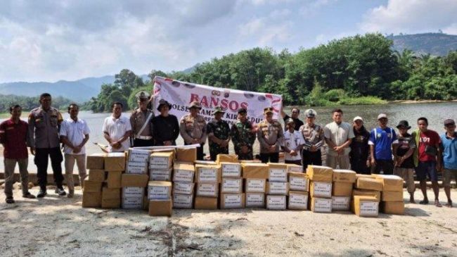 Polsek Kampar Kiri Berbagi Sembako kepada Warga Kurang Mampu