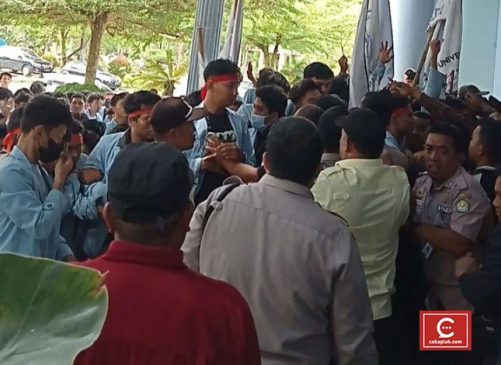 Satu Mahasiswa Unri Pingsan saat Aksi Demo di Rektorat
