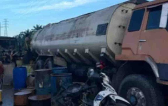Hantam Tronton Sedang Berhenti di Pinggir Jalan, Kenek Tewas Sopir Luka Berat