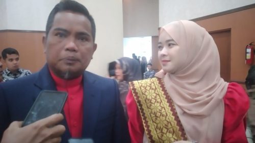 Ketua DPD PDIP Riau Zukrei Misran bersama isteri. (foto: fin)