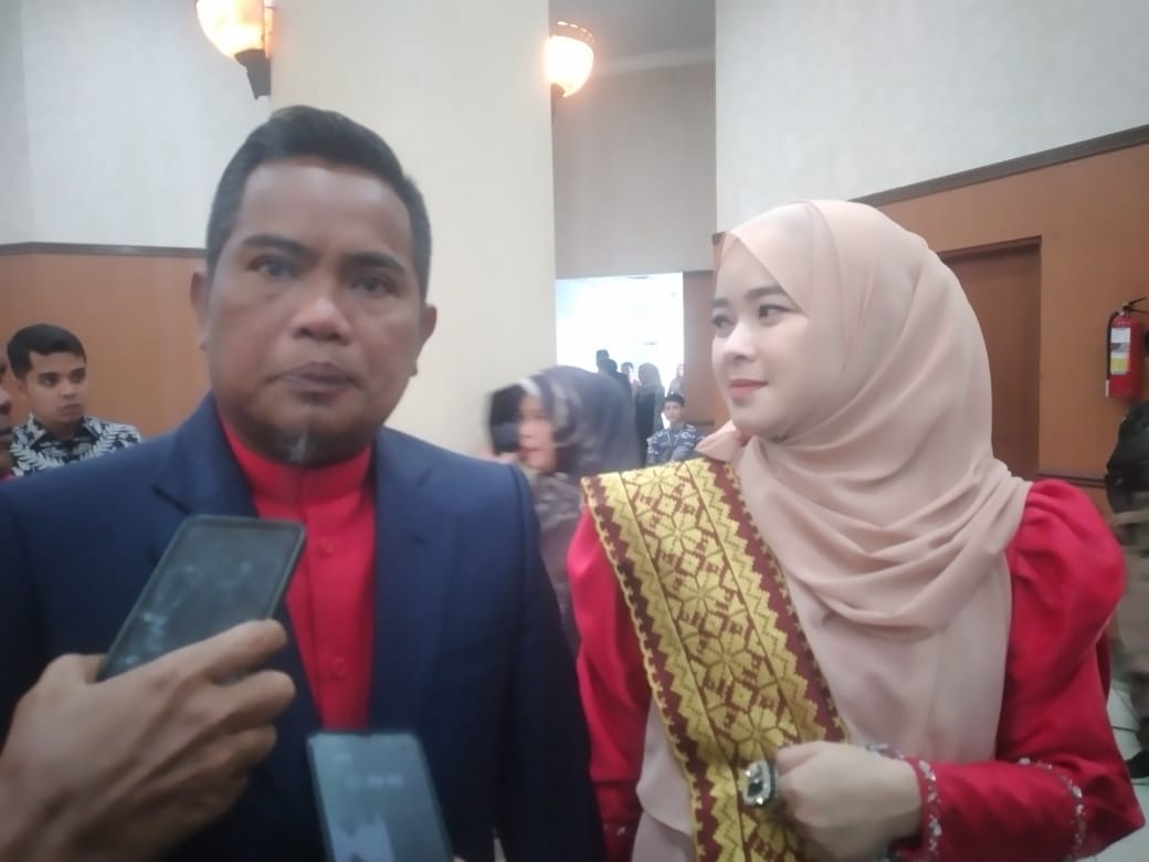 Ketua DPD PDIP Riau Zukrei Misran bersama isteri. (foto: fin)