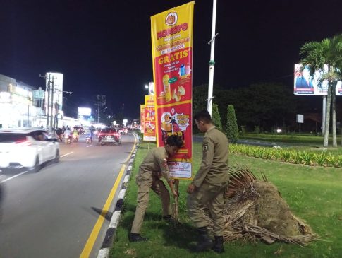 Reklame Disepanjang Median Jalan Sudirman Pekanbaru Diterbitkan Satpol PP
