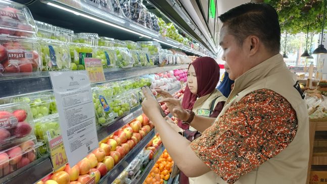 DKP Pekanbaru Periksa Sampel Anggur Muscat dari 2 Swalayan