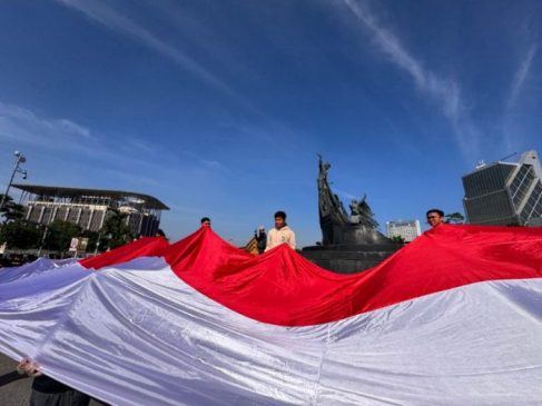 Pemuda Riau Kibarkan Bendera Raksasa di Tugu Zapin