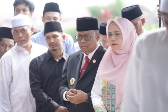 Pj Gubri Hadiri Pemakaman Raja Yoserizal Zen