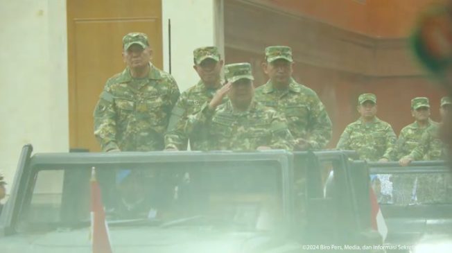 Prabowo Hujan-hujanan Pimpin Upacara Parade Senja