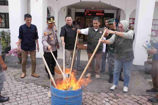 Berlebih dan Rusak, KPU Kuansing Musnahkan 827 Lembar Surat Suara