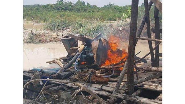 Penambang Emas Ilegal di Kuansing Kini Beraksi di Malam Hari