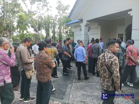 ASN Setda Kepulauan Meranti Unjuk Rasa di Rumah Dinas Bupati, Ini Tuntutannya